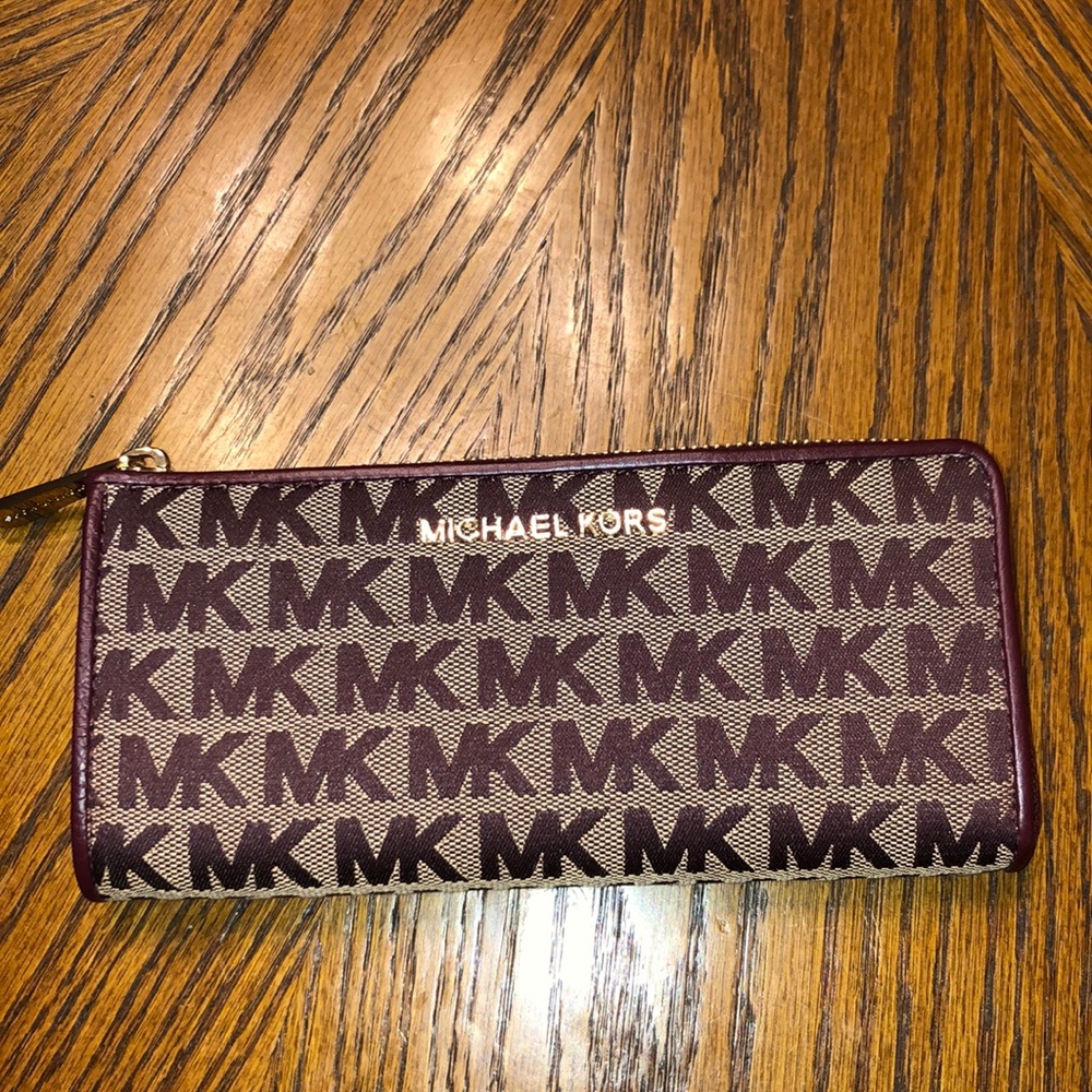 Authentic NWOT Michael Kors zip wallet